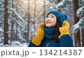 雪が降った森で笑顔の少女 134214387