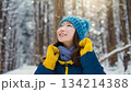 雪が降った森で笑顔の少女 134214388
