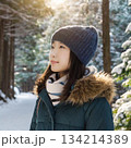 雪が降った森にいる少女 134214389
