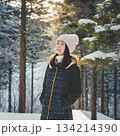 雪が降った森にいる少女 134214390