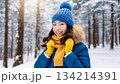 雪が降った森で笑顔の少女 134214391