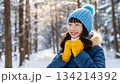 雪が降った森で笑顔の少女 134214392