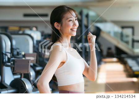 スポーツジムでトレーニングする若い女性 134214534