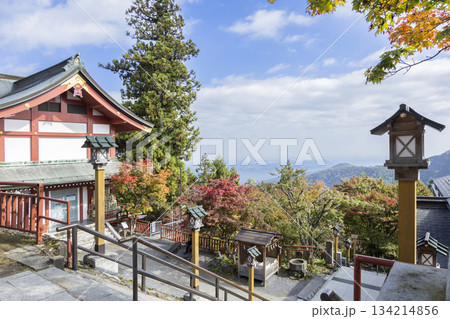 紅葉の武蔵御嶽神社山頂 紅葉の武蔵御嶽神社山頂 134214856