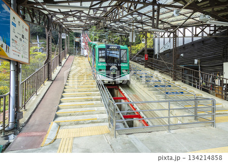 御岳登山鉄道滝本駅を出発待ちのケーブルカー 御岳登山鉄道滝本駅を出発待ちのケーブルカー 134214858