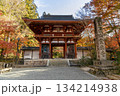 室生寺の仁王門の紅葉 134214938