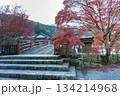 紅葉に包まれるお寺 134214968