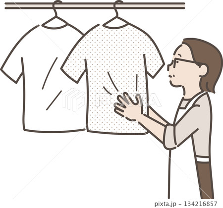 洗濯物を干す40代女性のイラスト 134216857