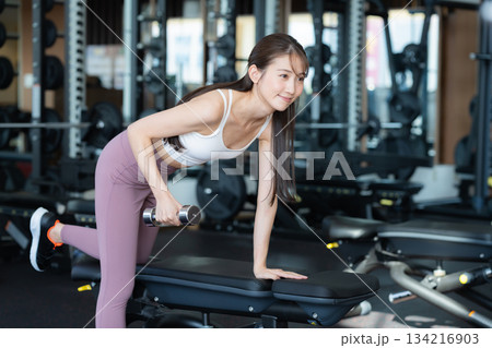 スポーツジムでトレーニングする若い女性 スポーツジムでトレーニングする若い女性 134216903