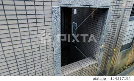 ビルの外壁に設置された古いビル 134217194
