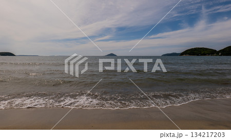 砂浜に打ち寄せる波 134217203