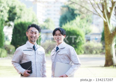 新緑の屋外の施設管理など現場で働く作業着を着た施工管理士などのビジネスマン　カメラ目線 134217207