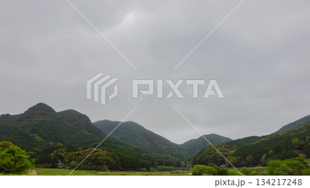 山に囲まれた風景 134217248