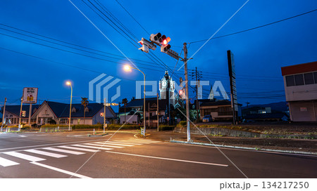 夕暮れの青信号とオレンジ色に染まる空 134217250