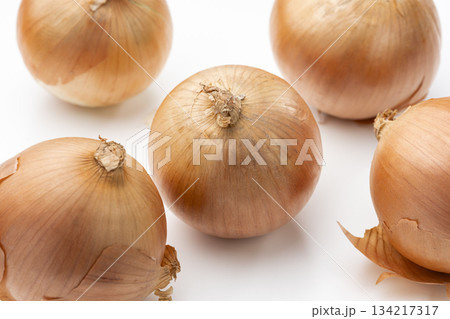 白背景に並ぶ複数の玉ねぎが際立つシンプルな食材イメージ 134217317