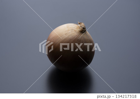 黒背景に浮かび上がる一個のタマネギを印象的に捉えた食材イメージ 黒背景に浮かび上がる一個のタマネギを印象的に捉えた食材イメージ 134217318