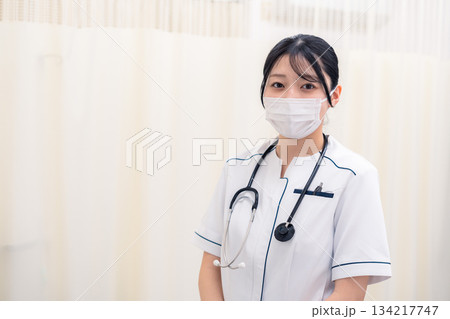 マスクと手袋をつけて働く女性の医療従事者 マスクと手袋をつけて働く女性の医療従事者 134217747
