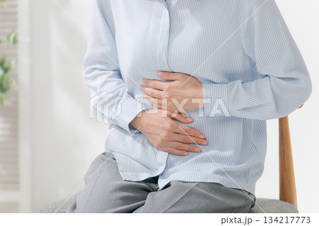 腹痛に苦しむ女性 134217773
