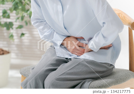 腹痛に苦しむ女性 腹痛に苦しむ女性 134217775