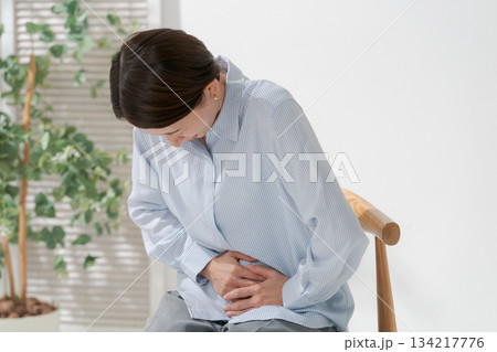 腹痛に苦しむ女性 134217776
