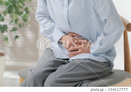腹痛に苦しむ女性 134217777