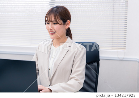 役所でデスクワークをする公務員の若い女性 134217925