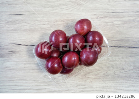 パック入りの甘いすもも ハリウッド	 134218296