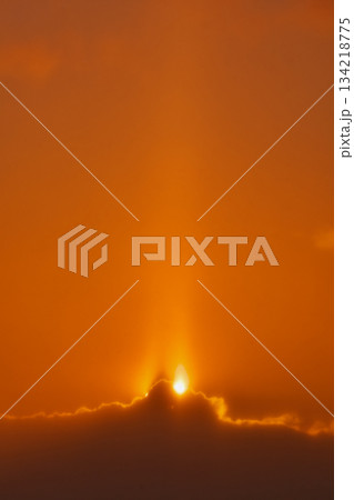 高原の雲からのぼるサンピラー 134218775