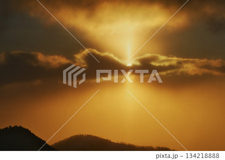 雲を裂く朝日 134218888