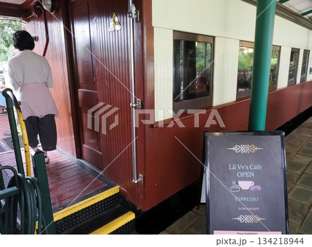 Lil Vv's Cafe ― 駅構内の午後とエスプレッソ 134218944