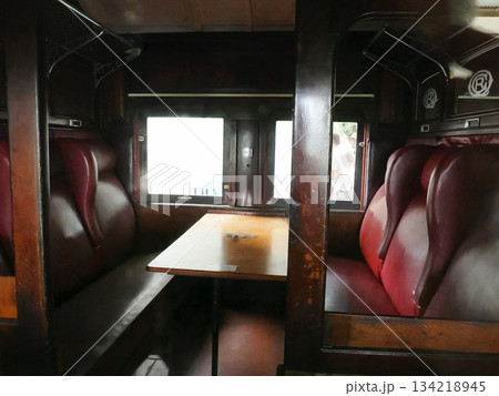 クラシックな旅の記憶 ― 展示客車の静かな午後 134218945
