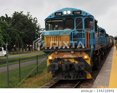 FERROCARRILES ― 青と黄色の列車が走る午後 FERROCARRILES ― 青と黄色の列車が走る午後 134218948