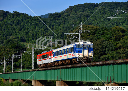 羽越本線を走るキハ47系普通列車2両 羽越本線を走るキハ47系普通列車2両 134219017