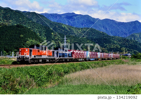 2007年 紀勢本線を走るDD51825重連コンテナ貨物列車 2007年 紀勢本線を走るDD51825重連コンテナ貨物列車 134219092