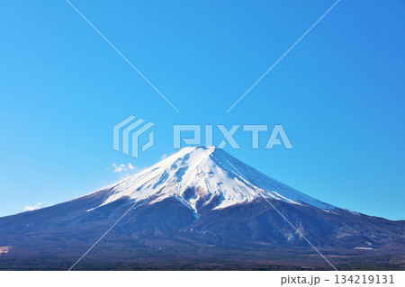 山梨県　青空の富士山 134219131