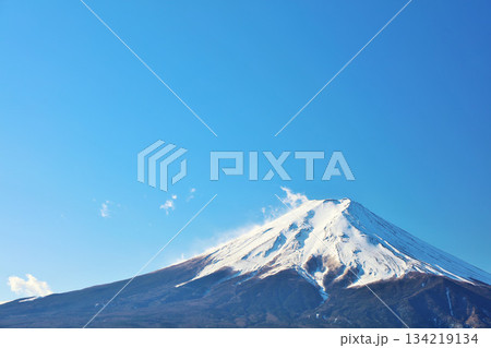 山梨県　青空の富士山 134219134