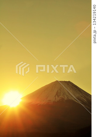 日本の夜明け 富士山と太陽 日本の夜明け 富士山と太陽 134219140