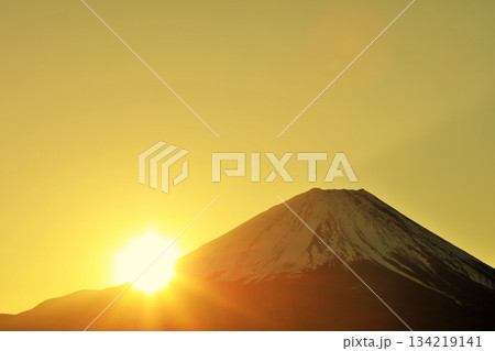 日本の夜明け 富士山と太陽 日本の夜明け 富士山と太陽 134219141