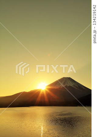日本の夜明け　富士山と太陽 134219142