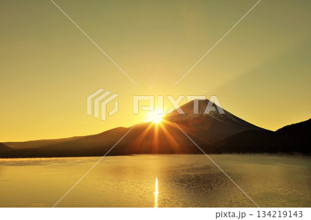日本の夜明け 富士山と太陽 日本の夜明け 富士山と太陽 134219143