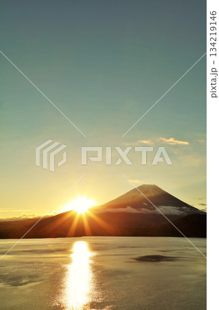 日本の夜明け 富士山と太陽 日本の夜明け 富士山と太陽 134219146
