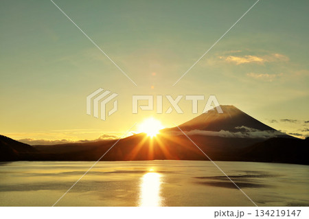 日本の夜明け　富士山と太陽 134219147