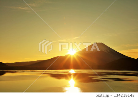 日本の夜明け　富士山と太陽 134219148