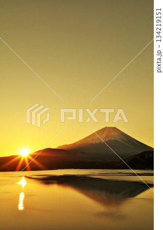 日本の夜明け 富士山と太陽 日本の夜明け 富士山と太陽 134219151