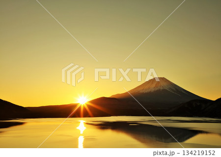 日本の夜明け　富士山と太陽 134219152