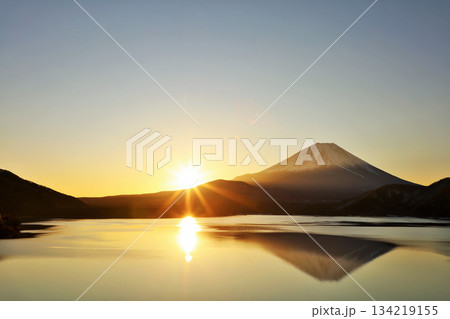 日本の夜明け　富士山と太陽 134219155