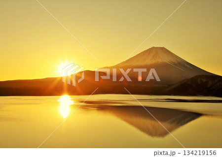 日本の夜明け 富士山と太陽 日本の夜明け 富士山と太陽 134219156