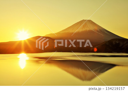 日本の夜明け 富士山と太陽 日本の夜明け 富士山と太陽 134219157