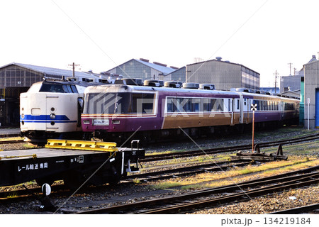 2007年　工場で解体を待つ12系お座敷客車わくわく団らん他 134219184