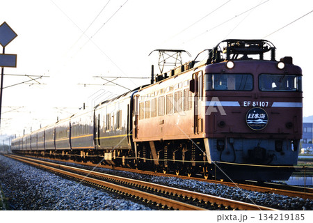 2007年 旧北陸本線を走るEF81107ブルートレイン日本海4号 2007年 旧北陸本線を走るEF81107ブルートレイン日本海4号 134219185